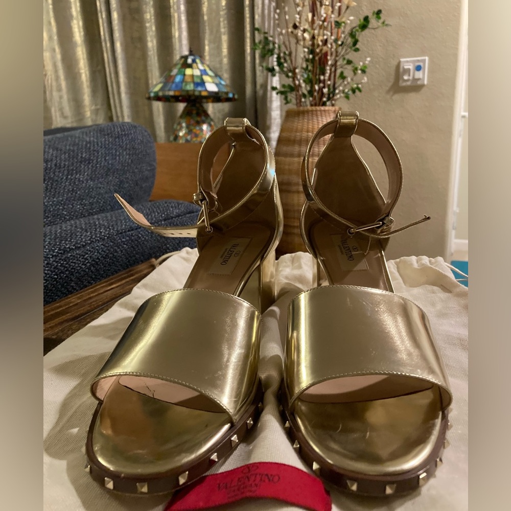 Valentino Garavani Nappa rockstud block heel slingback  sandals in gold. - Picture 12 of 12